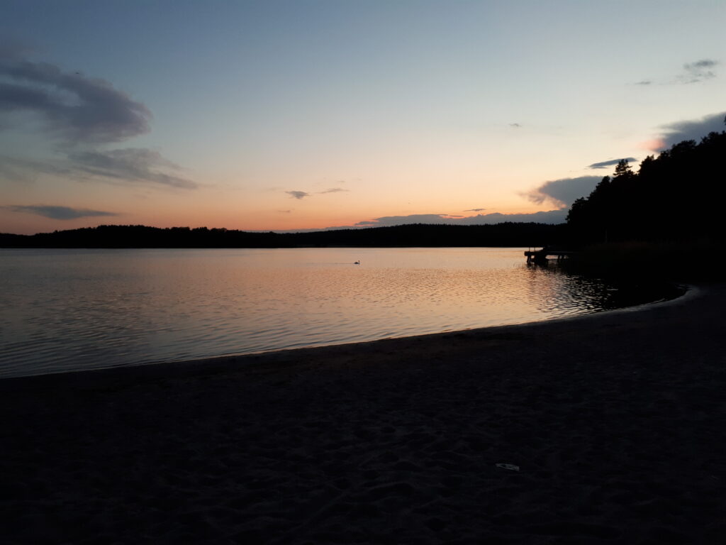 Havsvik i solnedgång